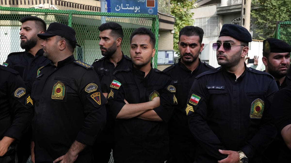 إيران تبدأ محاكمة دبلوماسي سويدي