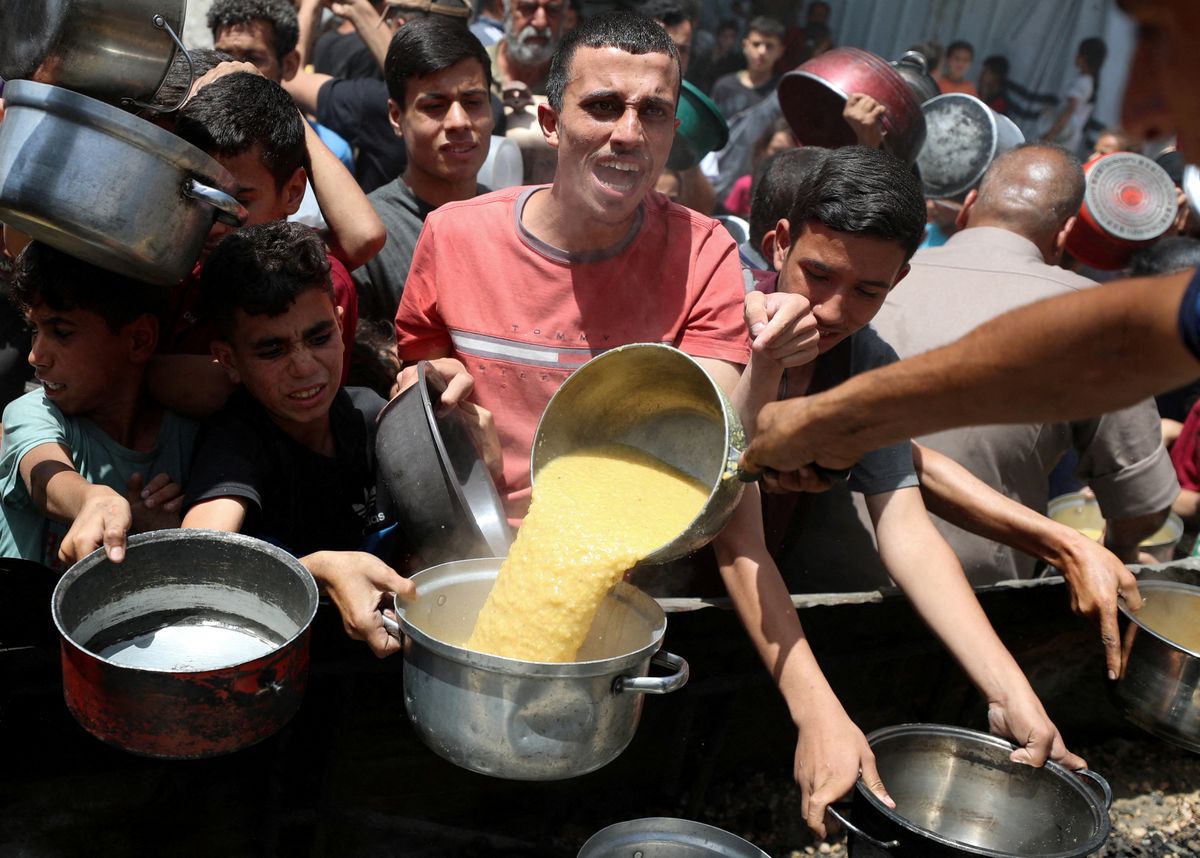 "أطفالنا بتموت بالبطيء".. صرخة فلسطيني يبحث عن طعام لأولاده