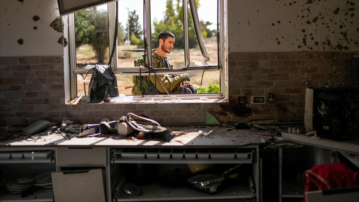 جندي إسرائيلي يعرض "مسروقات فلسطينية" للبيع