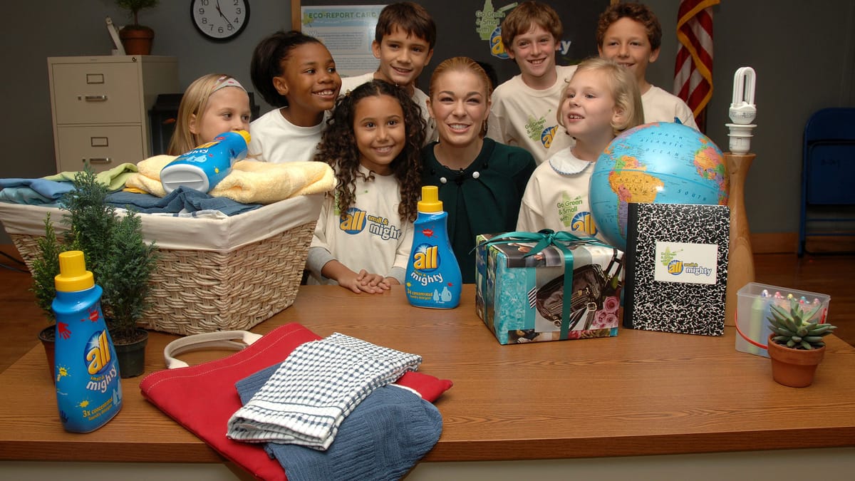 "ثمن الفضول الملوّن".. هكذا تحمي أطفالك من "سوائل التنظيف"