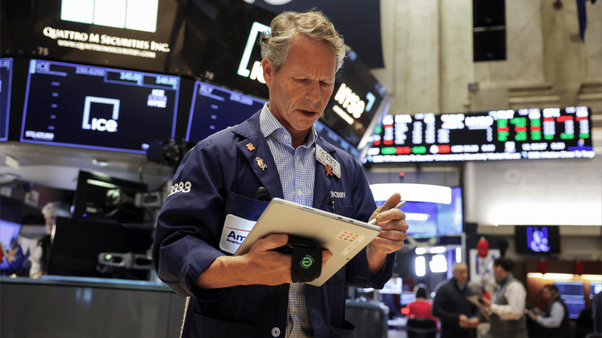 الذهب يتراجع ليقفز أعلى.. لماذا لا تهدأ رهانات المستثمرين؟