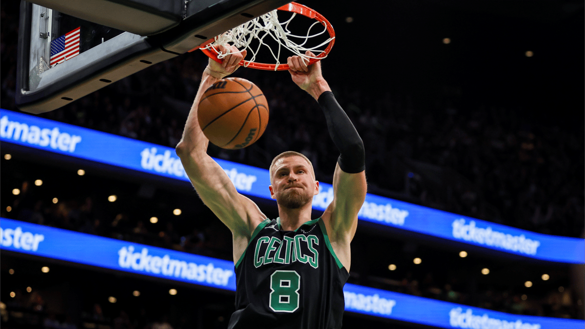 بطل NBA يدخل التاريخ بصفقة قياسية