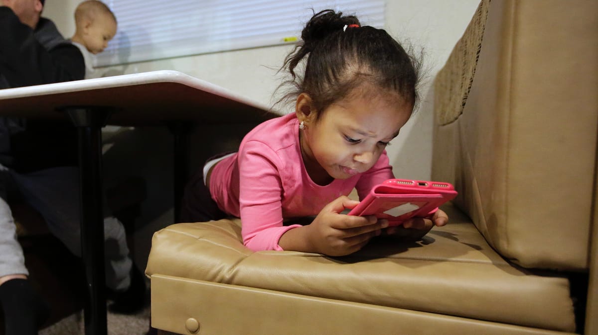 ميتا تدعو أستراليا لـ"فك الحظر"