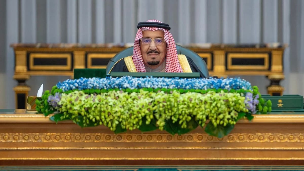 الملك سلمان تماثل للشفاء من التهاب بالرئة