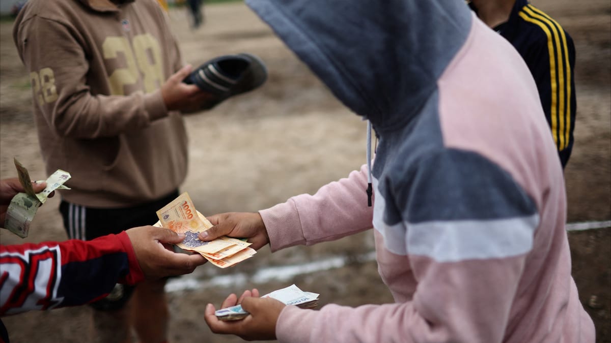 الكرة ضد الفقر.. مباراة مارادونا تتكرر يوميا في الأرجنتين