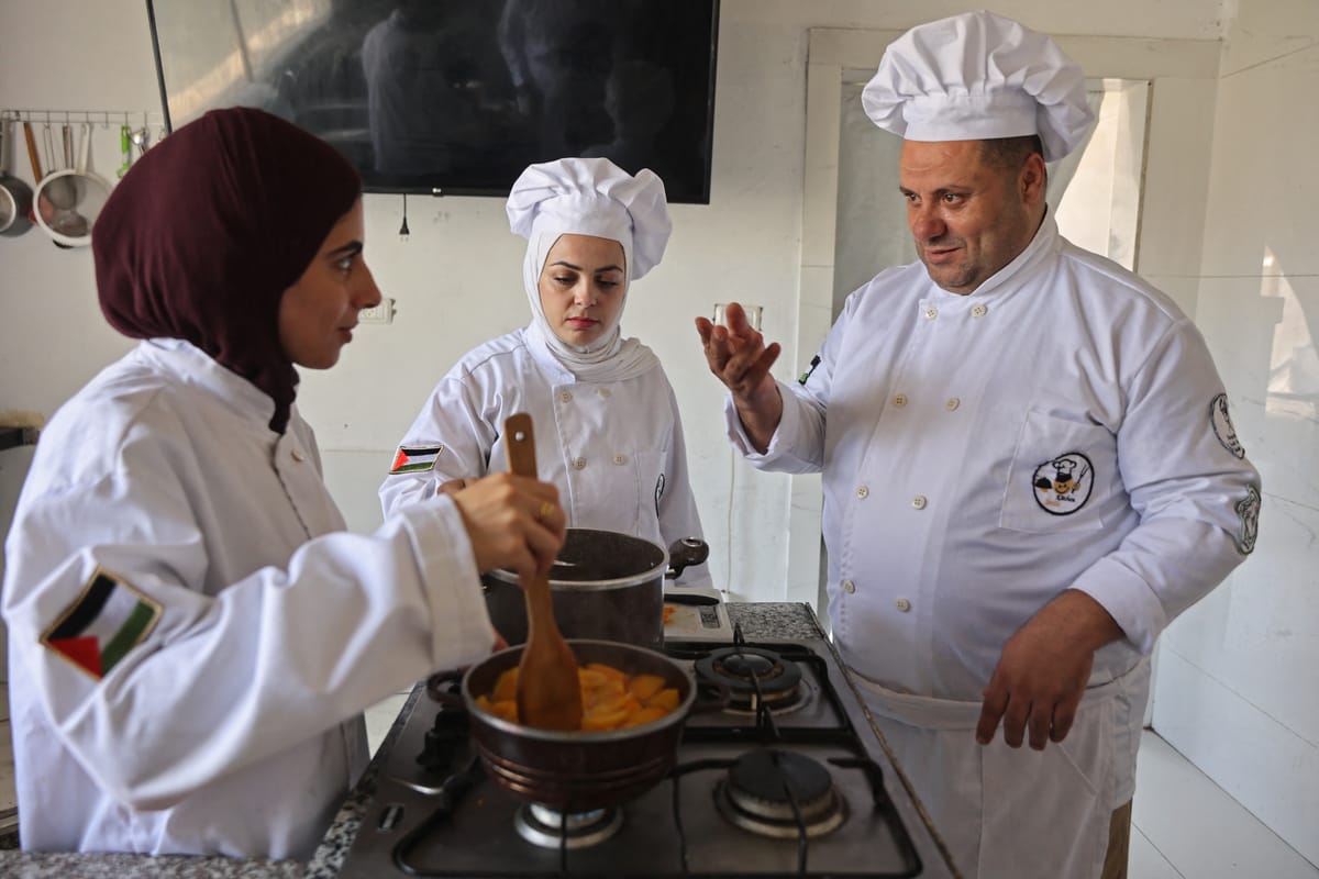 في غزة.. أكاديمية طهو تواجه القيود والجوع بشهادة من باريس
