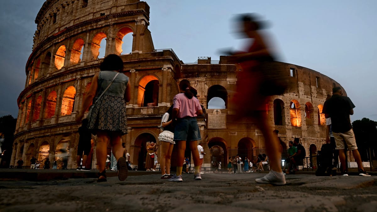 "السياحة الليلية" أحدث موضة لمواجهة الحرارة القاتلة بأوروبا