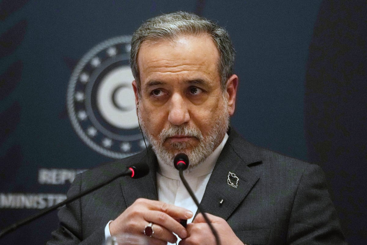 كيف هددت واشنطن عراقجي ثم أجّلت الضربة؟