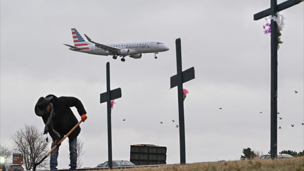 لحظات مرعبة.. إجلاء ركاب طائرة أميركية بعد احتراق المحرك