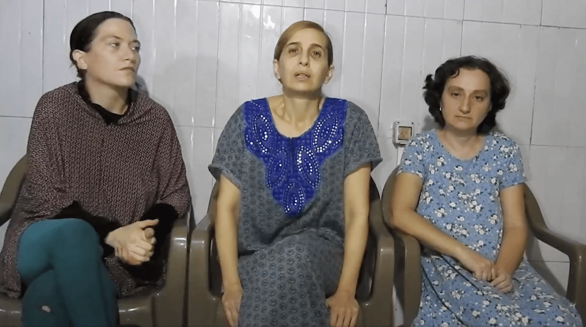 أسيرات إسرائيليات يصرخن في فيديو.. ونتنياهو يرد: دعاية نفسية