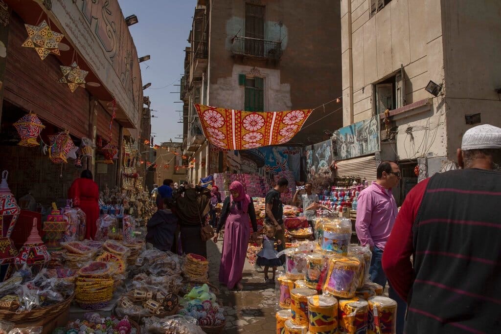 بعد الدولار.. سوق سوداء للسكر والسجائر في مصر