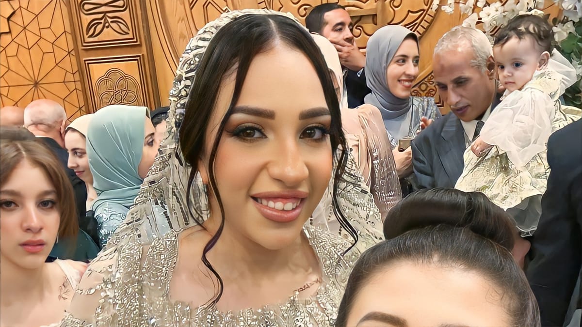 "بلا حجاب".. ابنة داعية شهير تثير الجدل