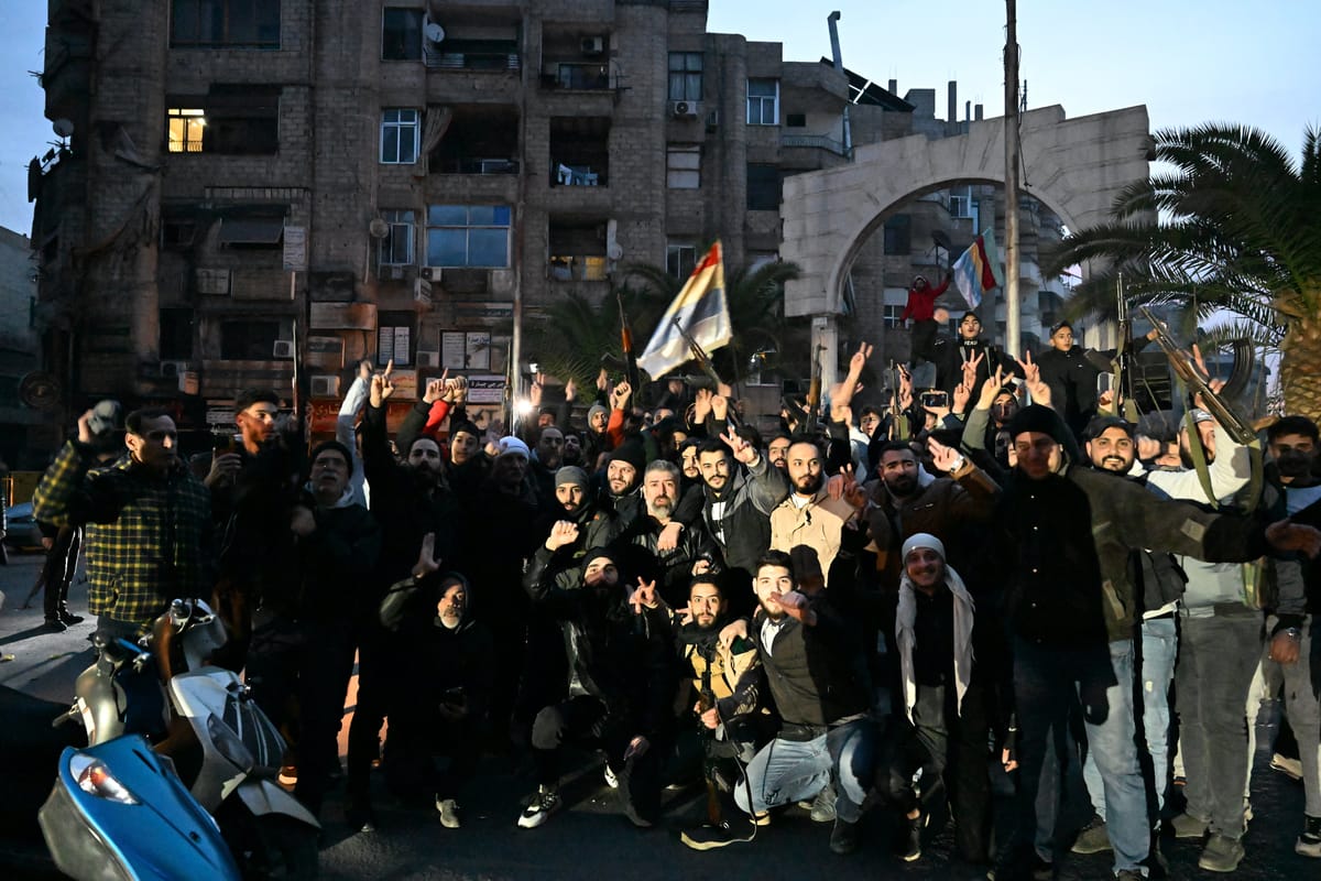 احتفالات في دمشق.. والجيش السوري "يخلي" قيادة الأركان