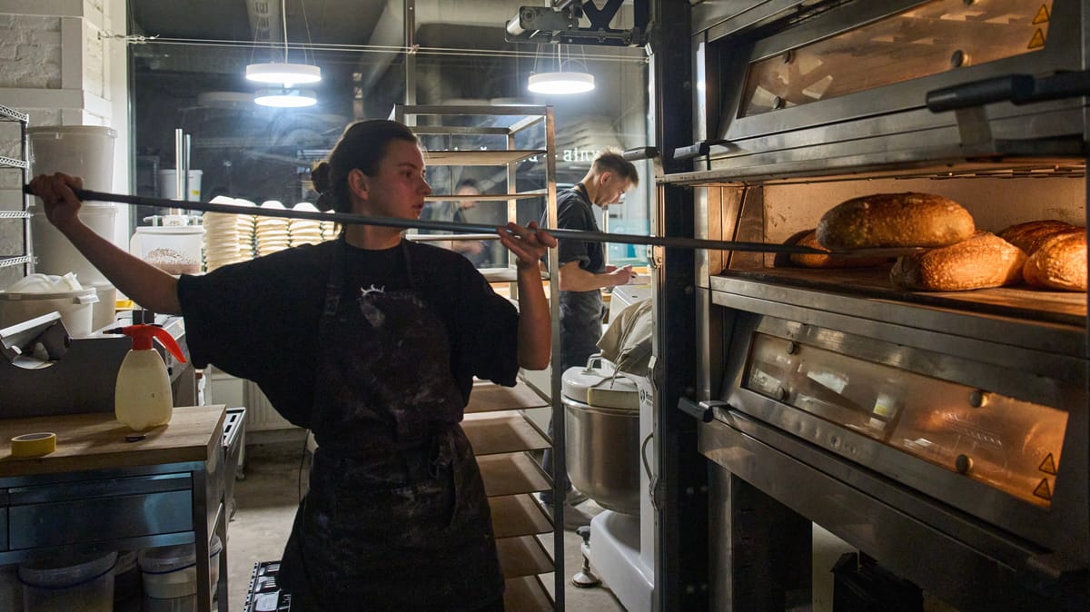 سباق مع الفرن.. رومانية تضحي برخصتها لإنقاذ "الكعكة" من الاحتراق