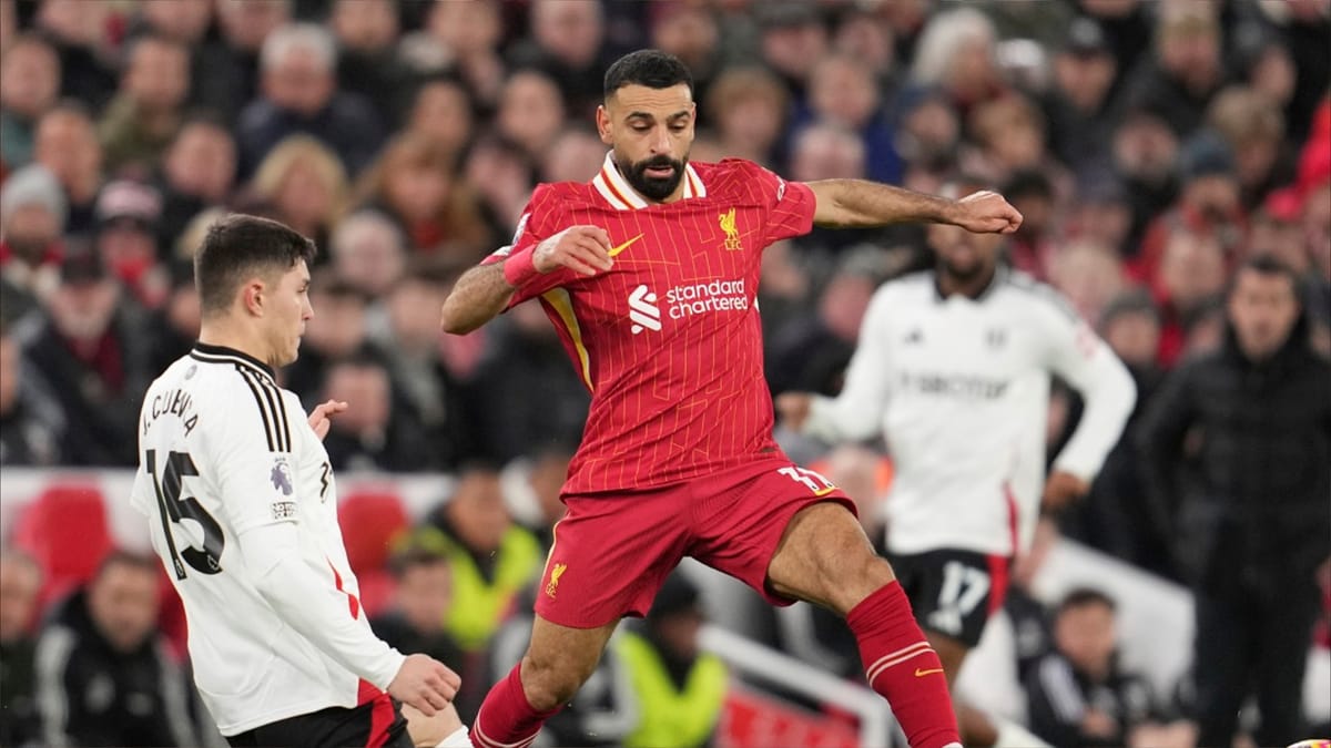 محمد صلاح.. "بابا نويل" يوزع الهدايا في ليفربول