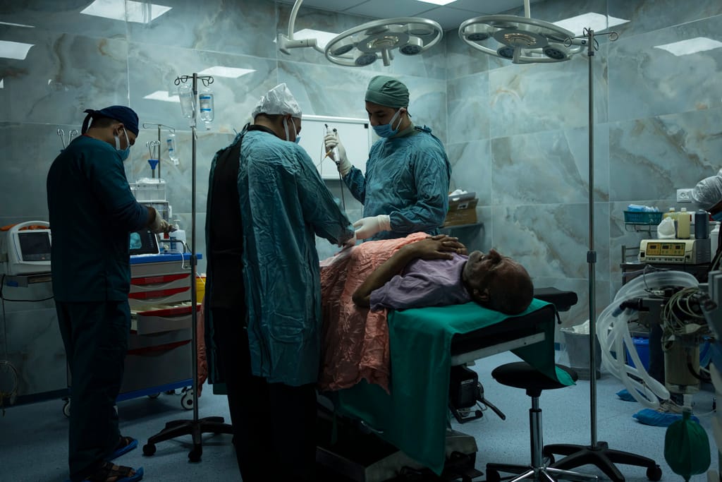أطباء غزة في الأسر.. شهادات مروعة عن التعذيب والانتهاكات