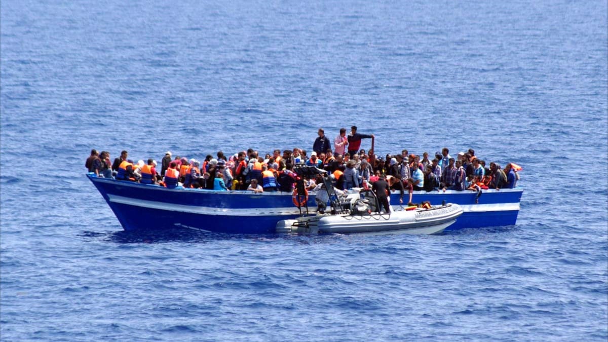 الجيش اللبناني يعترض مركبا يقل 110 مهاجرين