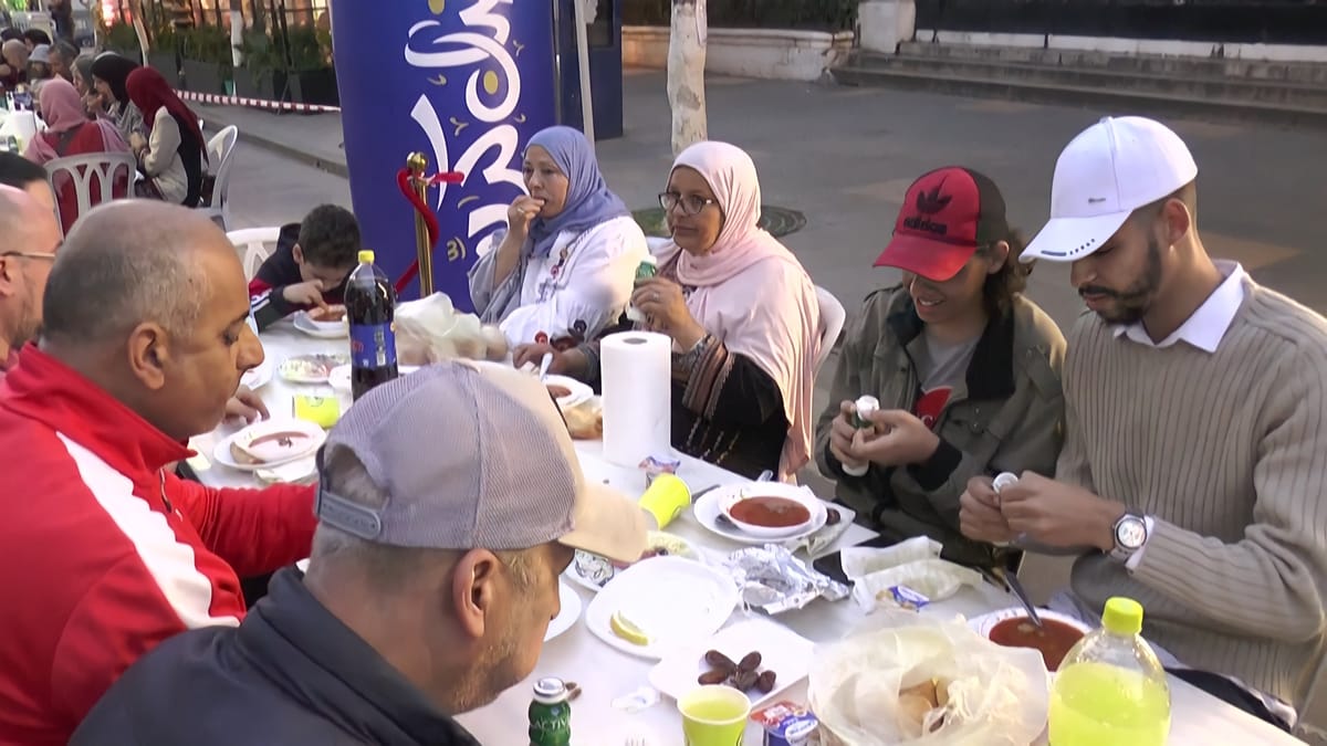 "الشوربة".. "تاج سفرة رمضان" في الجزائر