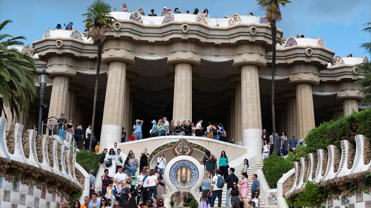 إسبانيا تغرق في السائحين.. 100 مليون يطاردون السكان