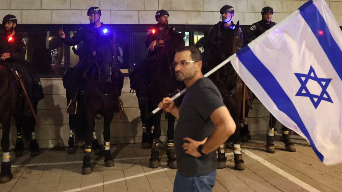 عنف إسرائيلي على وجه شاب فلسطيني.. نجمة داوود بالدم