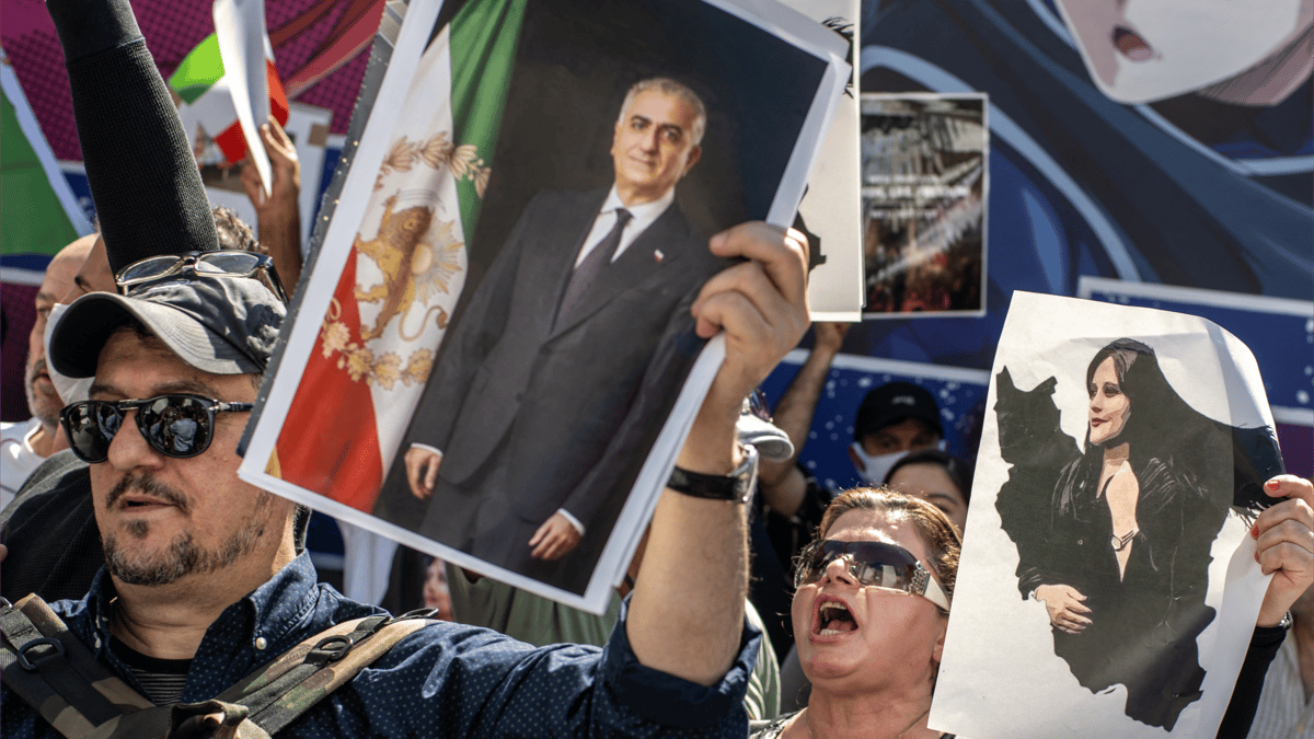 إيران بين القمع والتمرد... هل يعود "شاه المنفى"؟