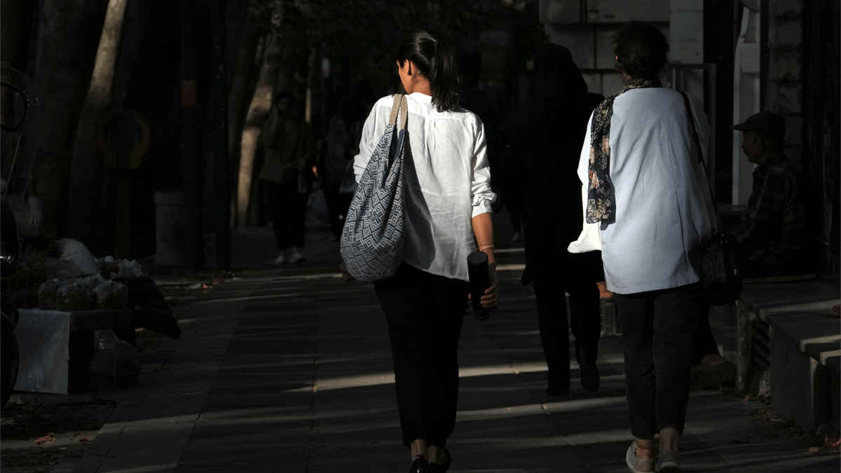 إيران توقف تنفيذ قانون الحجاب