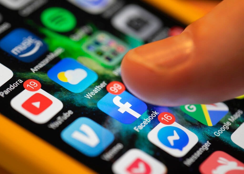 إسرائيل تروج لروايتها بـ Fake Accounts