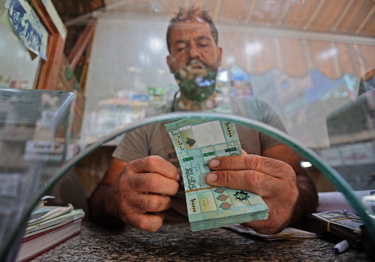 تعطيك أموال مودع آخر.. "صيرفة" تودّع لبنان بغياب بديل