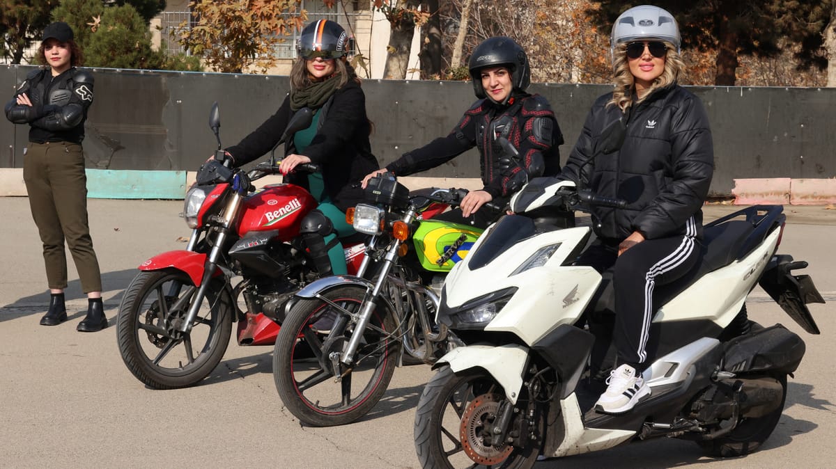 إيرانيات يواجهن المنع بـ"دراجات نارية غير مرخّصة"