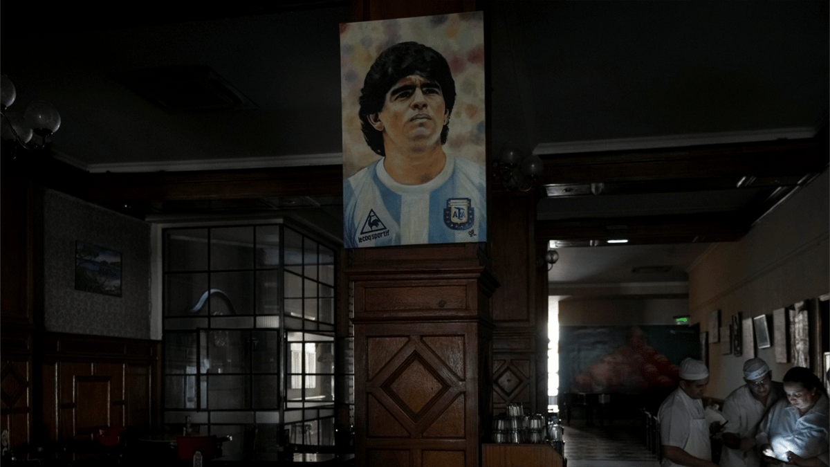 في القلب والرئتين.. كيف "تعذّب" مارادونا قبل وفاته؟