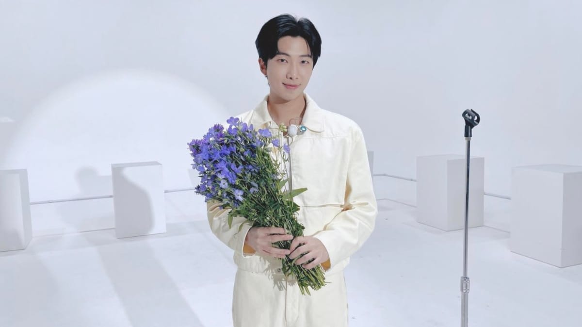 من الميكروفون إلى اللوحات.. نجم BTS يدخل تاريخ الفن الحديث