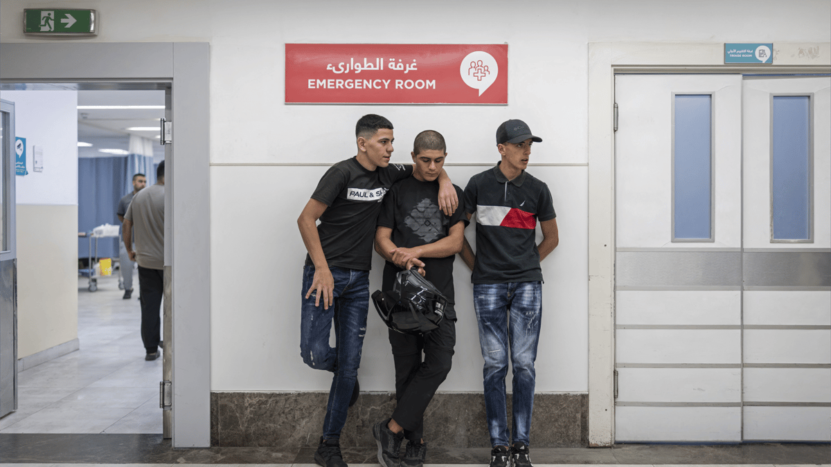 أدوية مفقودة ورواتب متوقفة.. الحرب تخنق صحة الفلسطينيين بالضفة