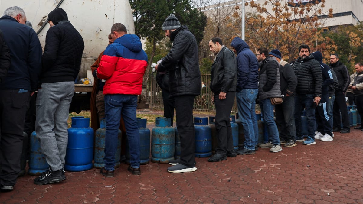 "127 مليون دولار".. سوريا تعتزم رفع رواتب القطاع العام 400%