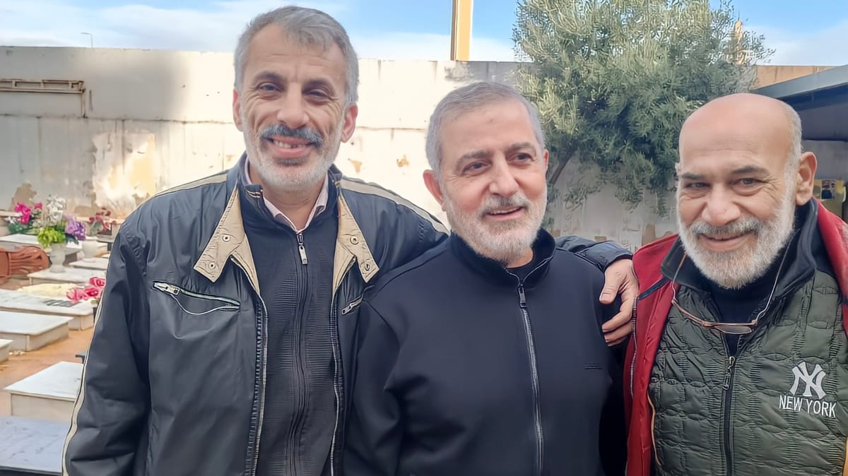 بعد مزاعم اغتياله.. وفيق صفا يظهر "حيا" في مقبرة