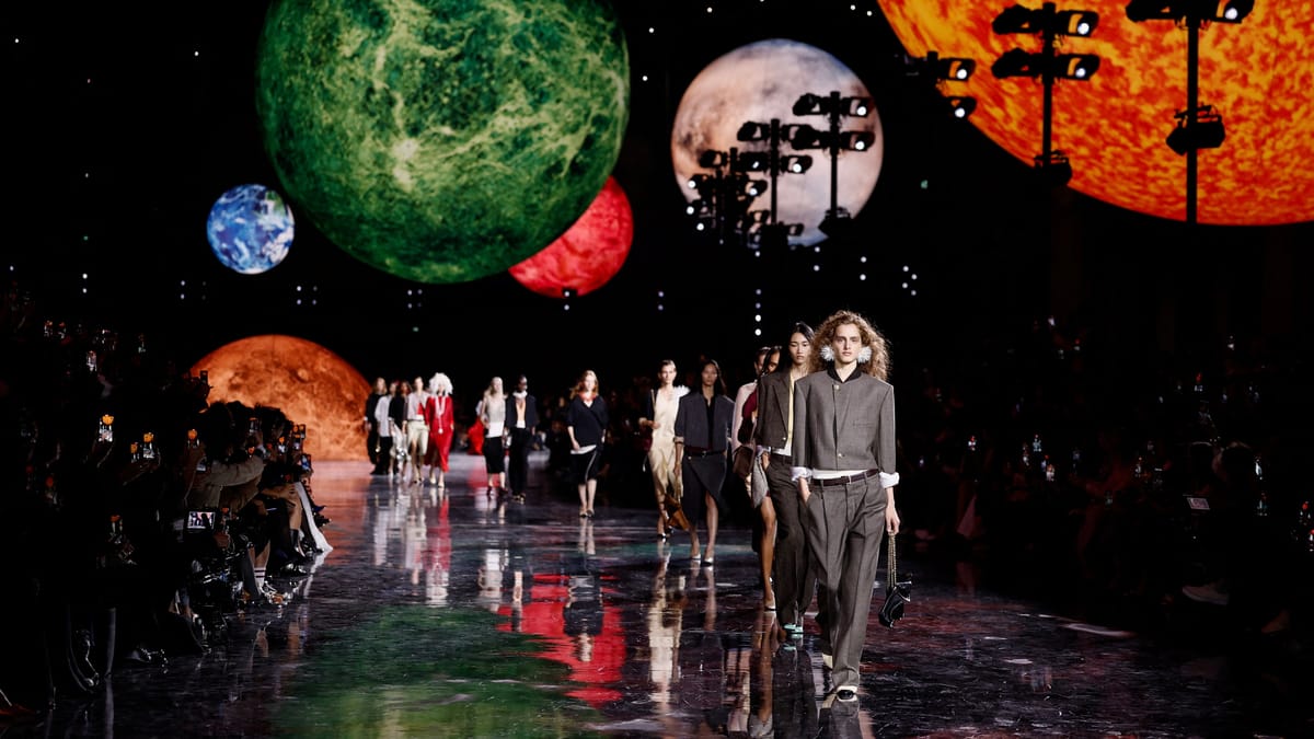 شانيل تهبط من الفضاء بفساتين من الريش الملوّن