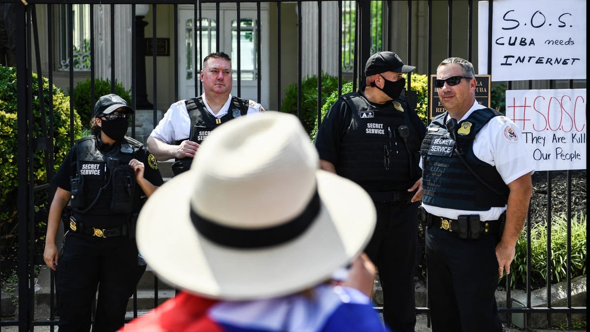 هجوم بقنابل مولوتوف على سفارة في واشنطن