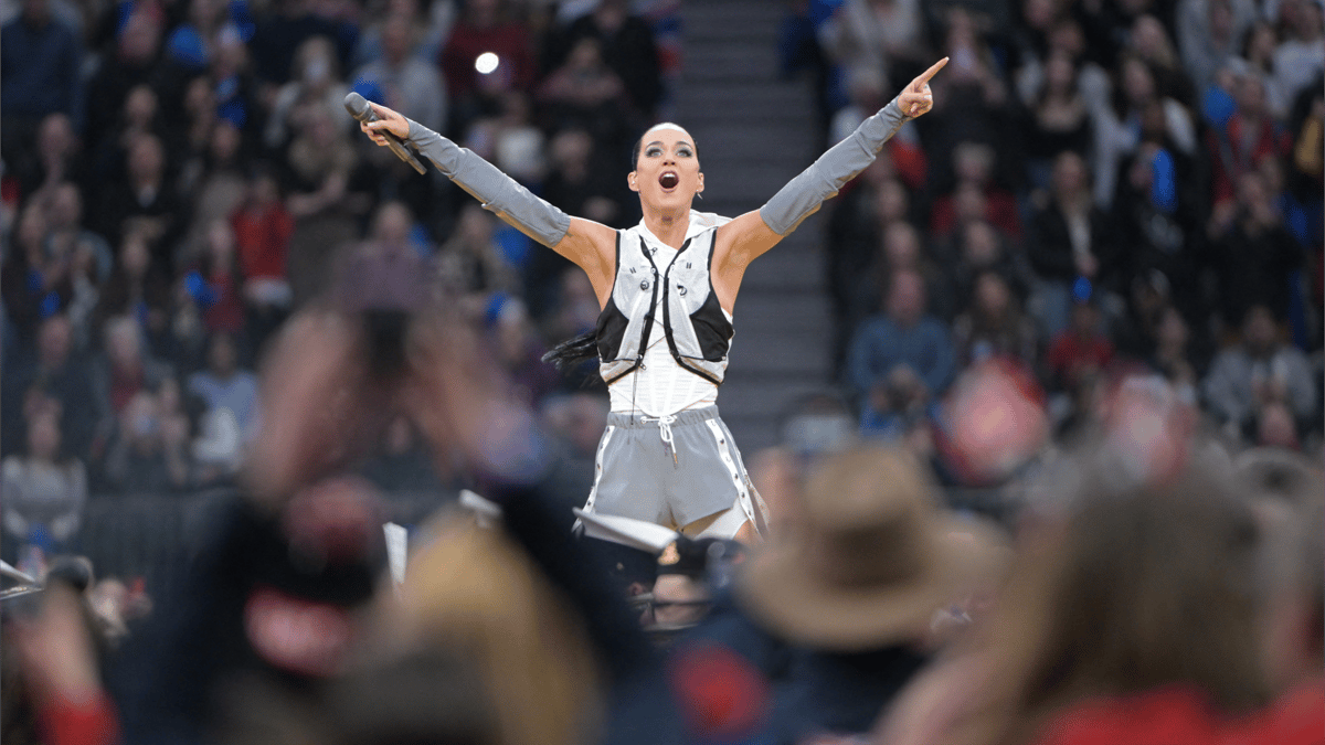 بيزوس يرسل خطيبته برفقة كاتي بيري إلى الفضاء