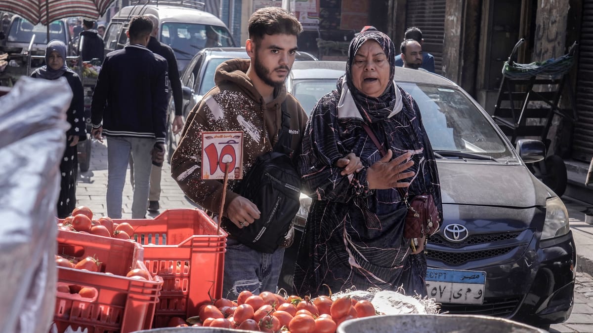 مصر ترفع الأجور.. وتقرّ "حزمة اجتماعية" في رمضان
