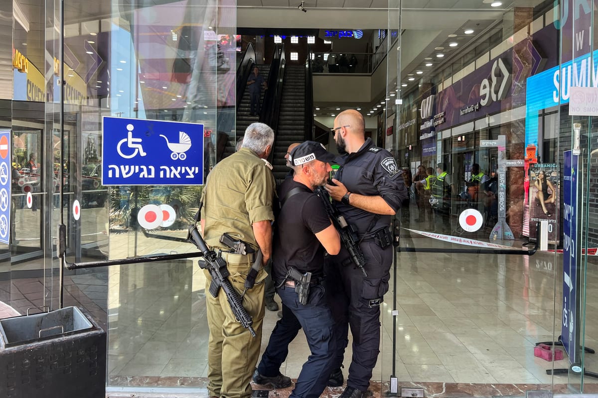 قتيل وجريحان بعملية طعن داخل Mall في إسرائيل