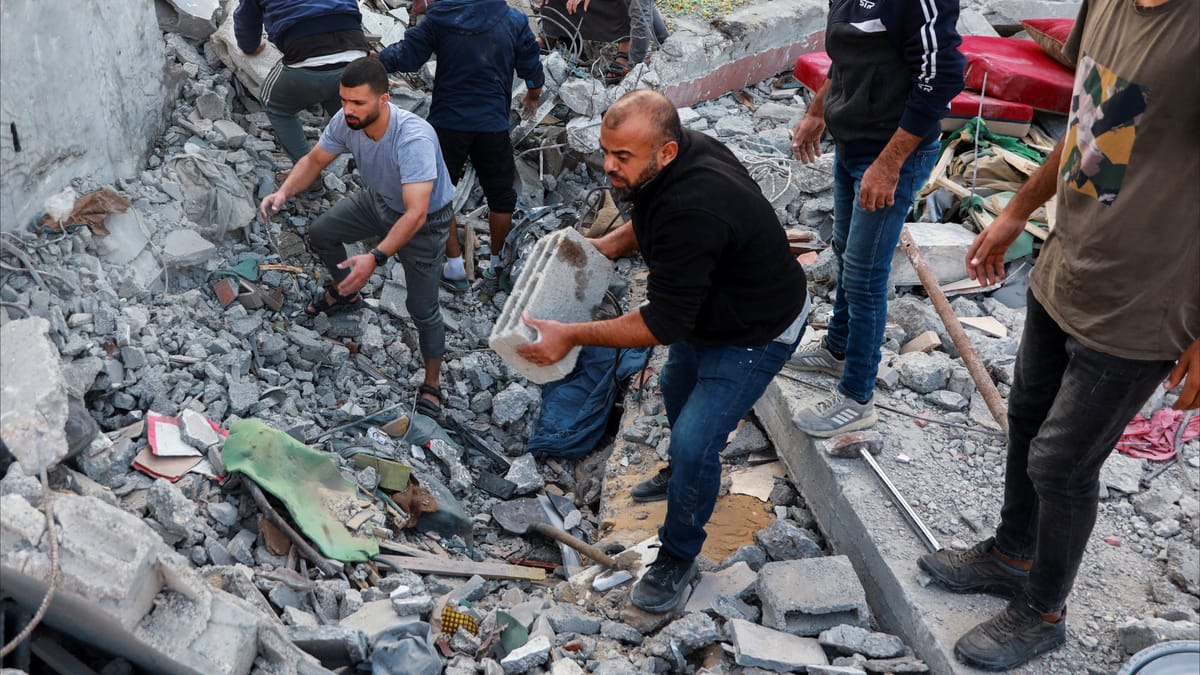 غارة إسرائيلية تقتل 12 فلسطينيا في مدرسة بغزة