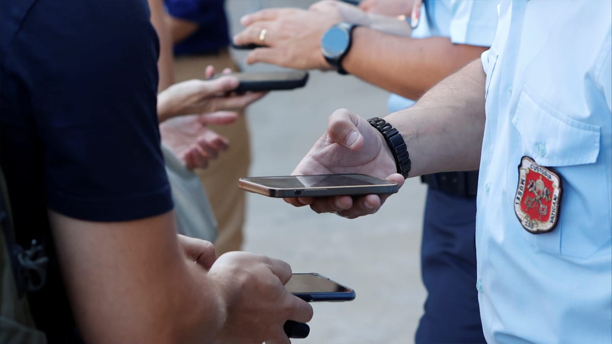آبل تستسلم لأوروبا: سنحذف App Store