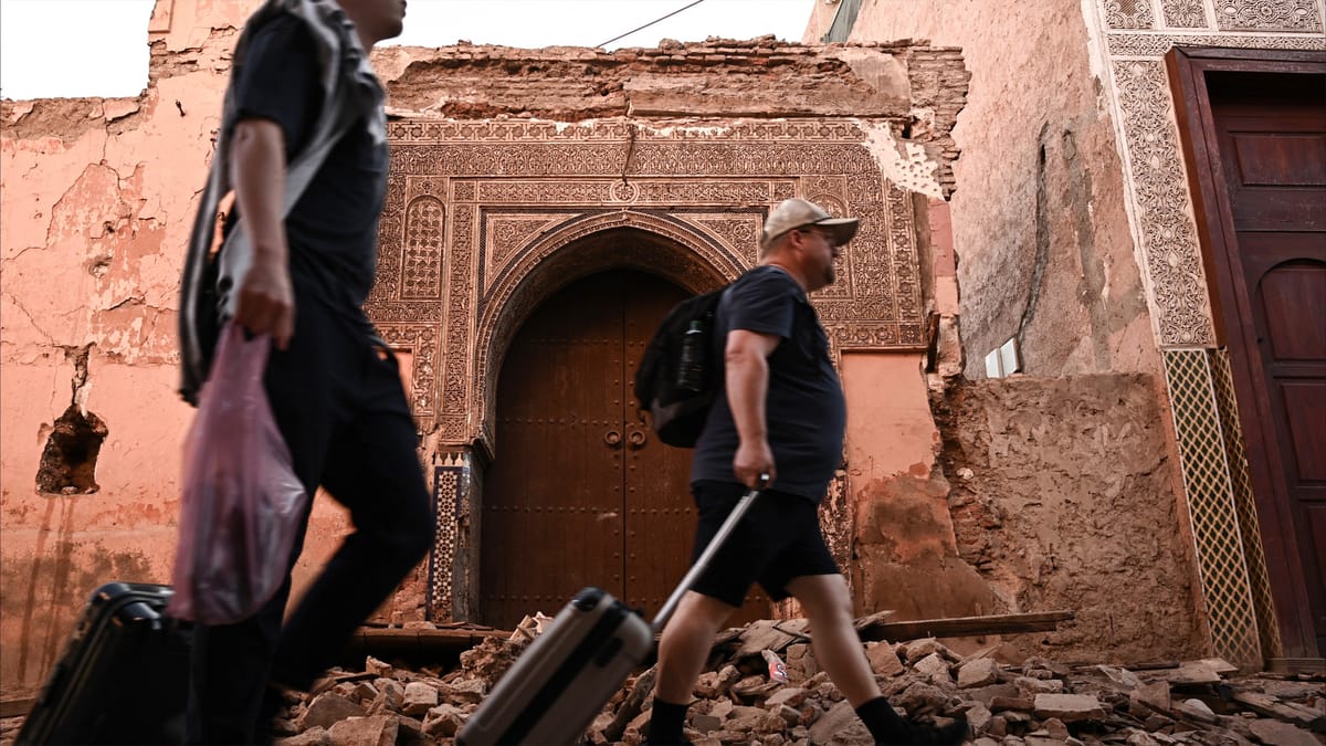 الزلزال المدمر.. سياح قرروا البقاء لدعم المتضررين