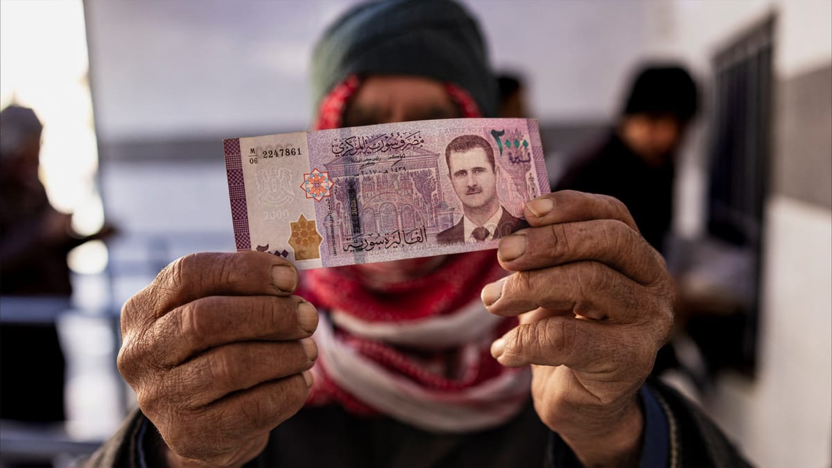 رحل "لكنه ما زال في جيوبنا".. ما مستقبل الاقتصاد السوري؟