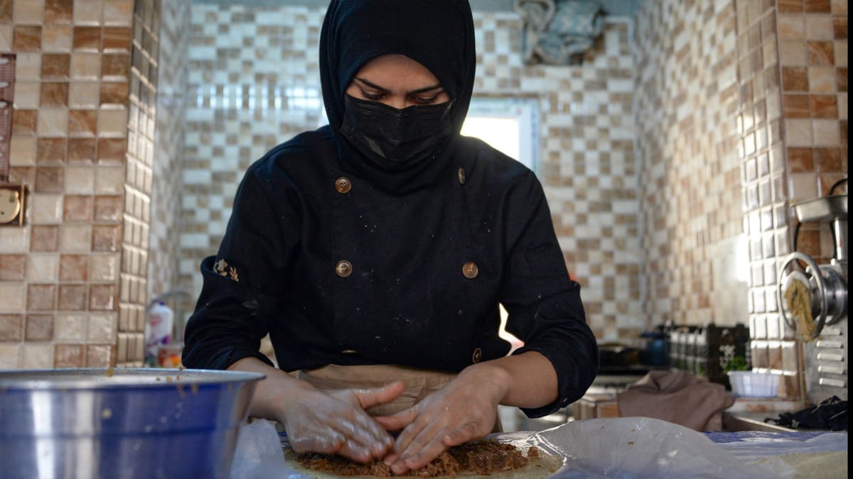 "أرامل الحرب".. طاهيات متمكنات وراء "مذاق الموصل"