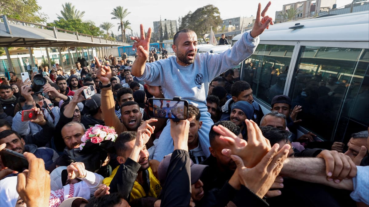 على الأكتاف.. استقبال المعتقلين الفلسطينيين في رام الله