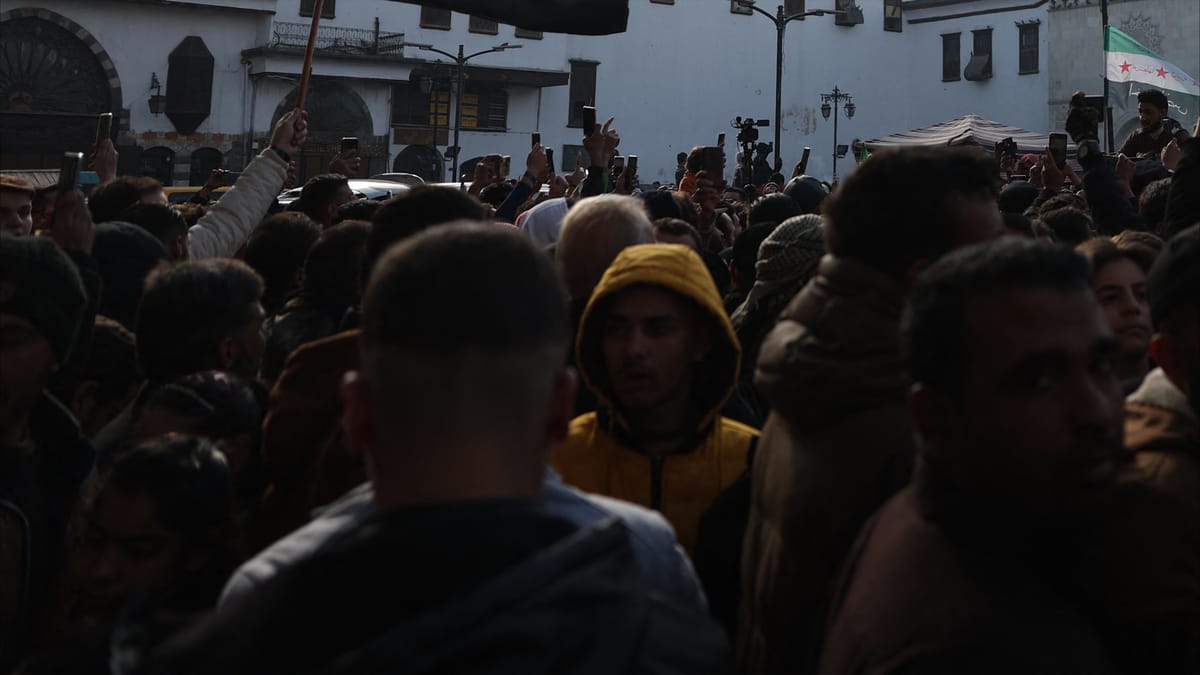 سوريا.. الأمن يفتح النار على متظاهري حمص ويحظر التجوال