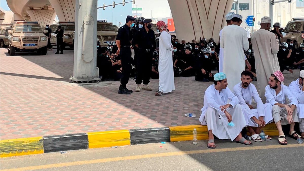 داعش يتبنى الهجوم على "مسجد مسقط"