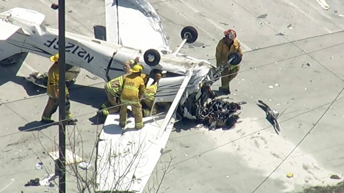 هبوط اضطراري في المكان الصحيح.. طائرة تتحطم بمتجر قطع غيار