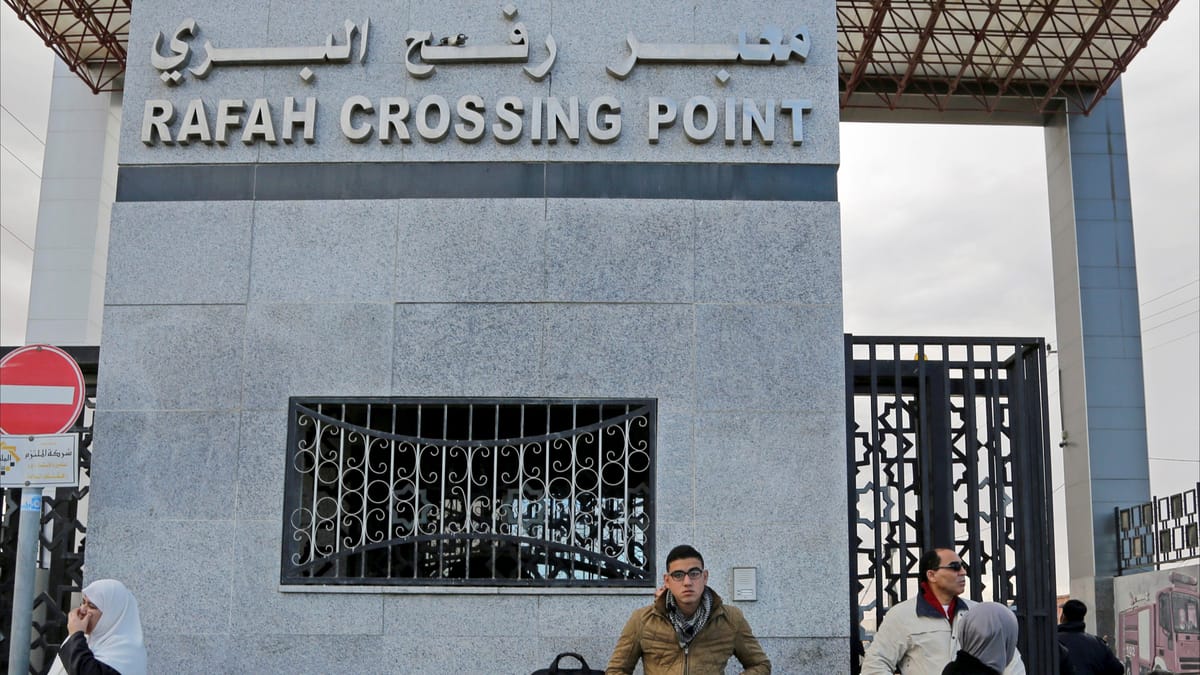 مصر تحذّر من "دفع الفلسطينيين إلى معبر رفح"