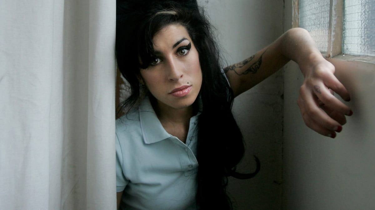 "فستان بلغراد" يهزم والد إيمي واينهاوس